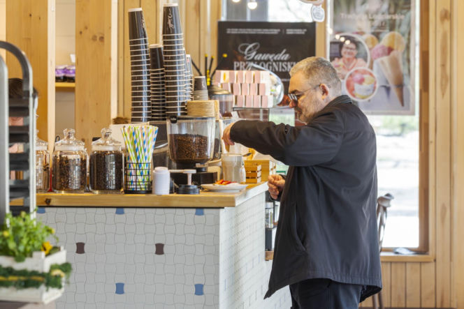 Karol Karski w lesie