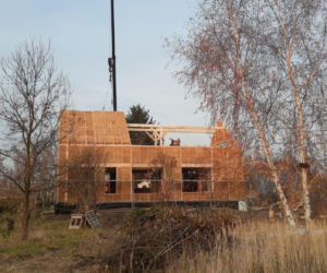 Dom z prefabrykatów drewniano-słomianych