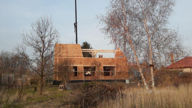 Dom z prefabrykatów drewniano-słomianych