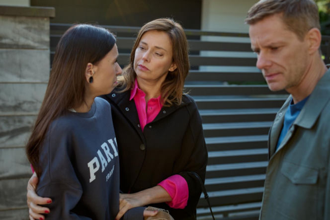 Na Wspólnej odc. 4132. Weronika (Renata Dancewicz), Antosia (Gabriela Jeżółkowska), Robert Tadeusiak (Dariusz Wnuk)