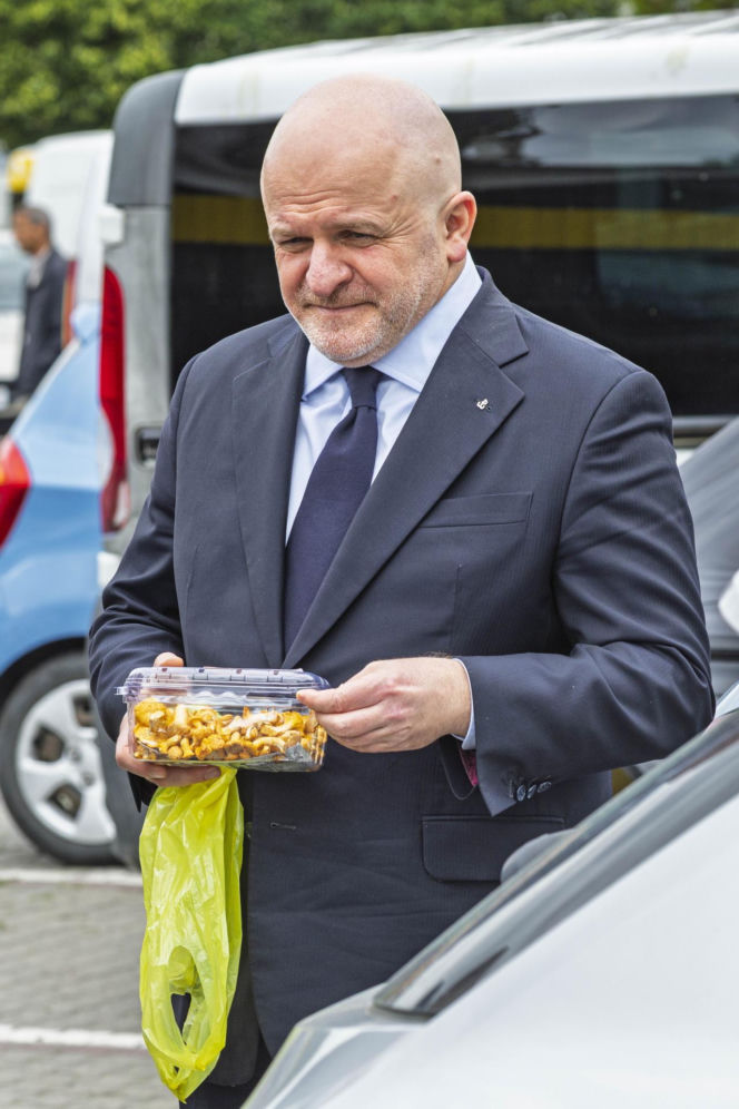 Paweł Kowal na targu