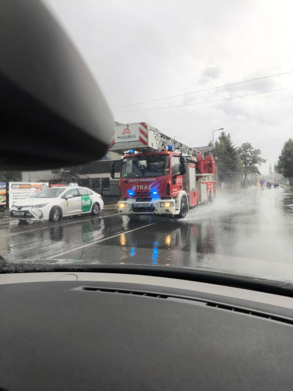 Gwałtowna nawałnica przeszła przez region tarnowski. Zalane ulice, uszkodzone dachy i połamane drzewa