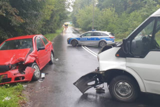 Uderzył transporterem w auto z kobietą i dzieckiem. 3-latek wypadł z fotelika