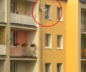 Pięciolatek na balkonie