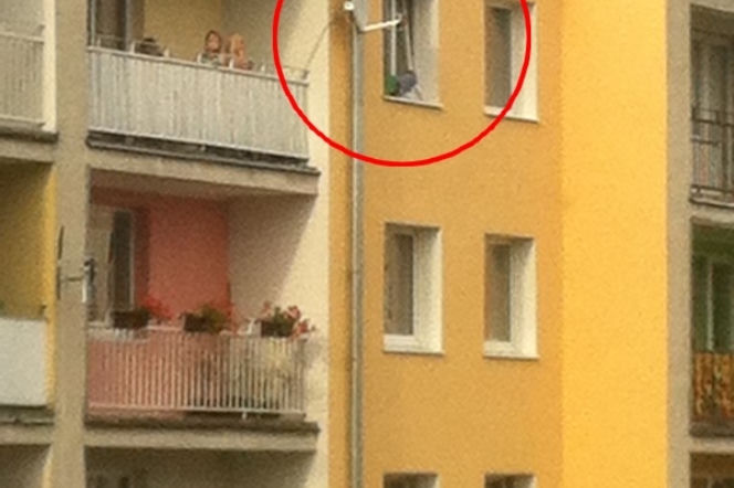 Pięciolatek na balkonie