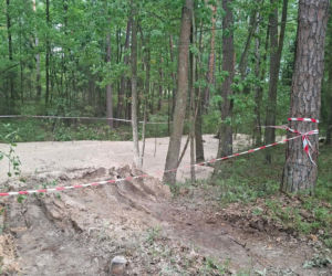 Tajemnicza maź zalała las pod Starachowicami. Policja i leśnicy badają sprawę