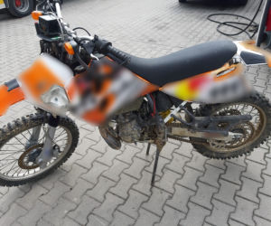Pijany motocyklista uciekał przed policją. Jazdę zakończył w rowie