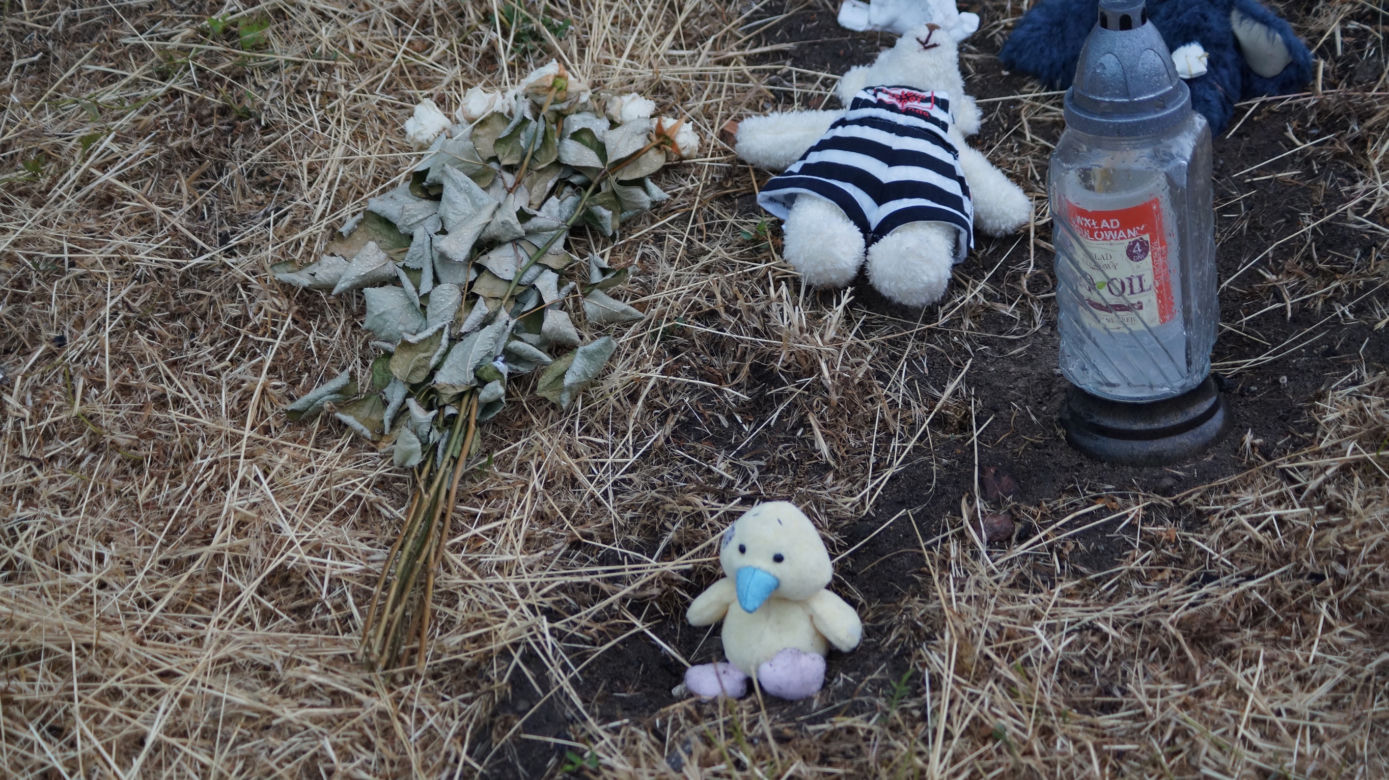 Korona księżniczki i pluszowe misie w miejscu tragedii! Tu zginęła 12-letnia Wiktoria [ZDJĘCIA, WIDE]