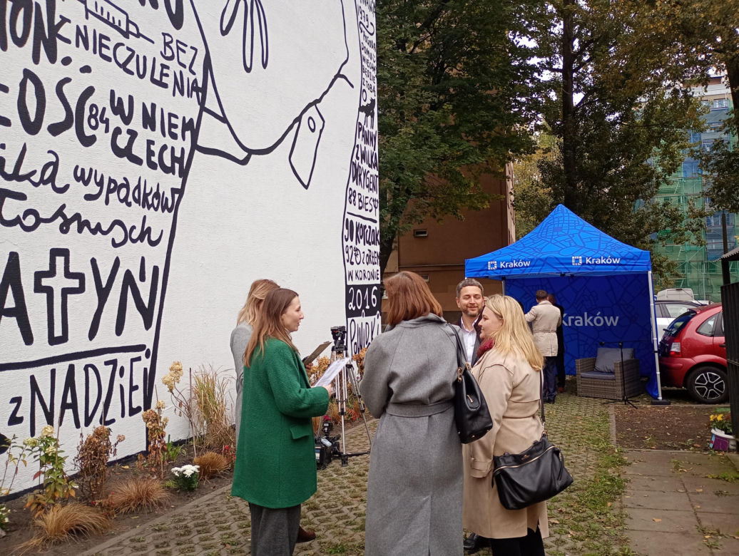 Nowy mural w Krakowie na cześć Andrzeja Wajdy. Żona reżysera nie kryje zachwytu
