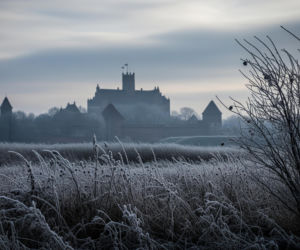 Mroźne pożegnanie z listopadem w Malborku. Czeka nas potężne uderzenie zimy?