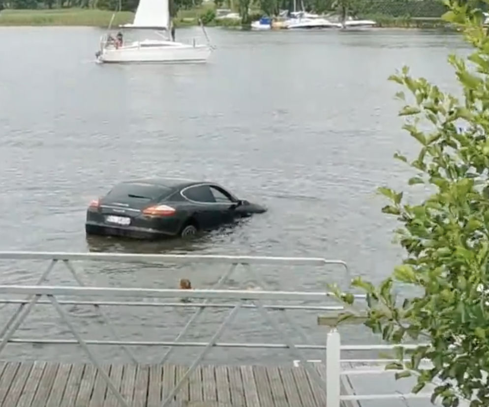 Tak tonie Porsche w jeziorku w Iławie