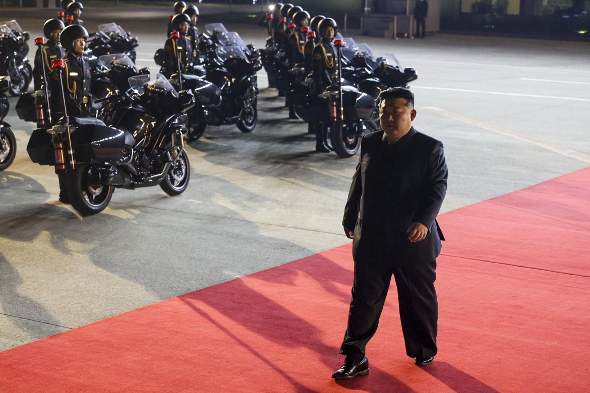 Putin w objęciach Kim Dzong Una! "Przyjacielska pogawędka"
