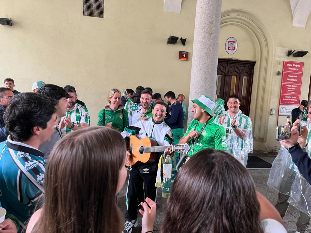 Gorąco przed finałem Ligi Konferencji we Wrocławiu. Tysiące kibiców na Rynku 