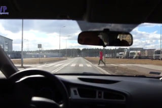 Takie zachowanie na przejściu dla pieszych prowadzi do wypadku, a nawet śmierci. Co roku z tego powodu ginie kilkadziesiąt osób! [WIDEO]