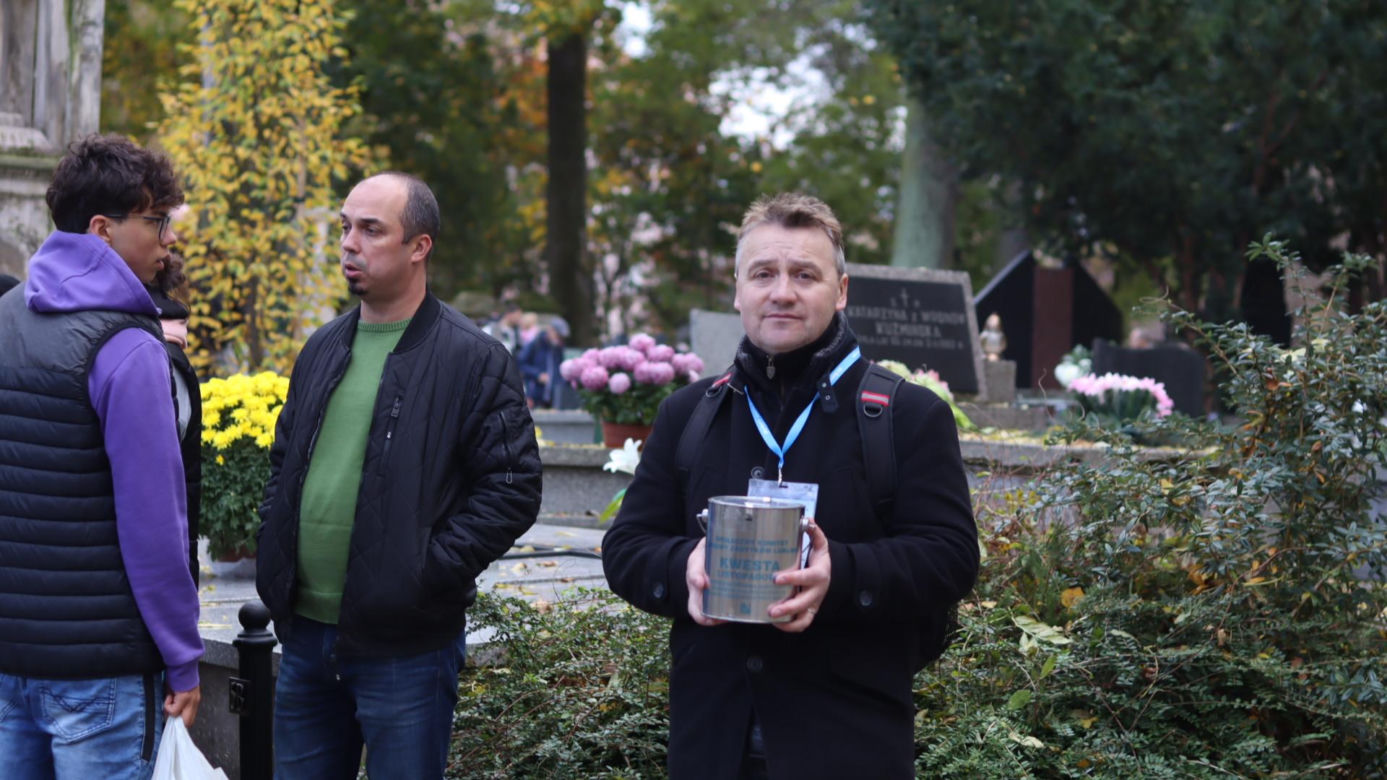 Tak mieszkańcy odwiedzają groby zmarłych. Tłumy na najstarszym cmentarzu w Lublinie