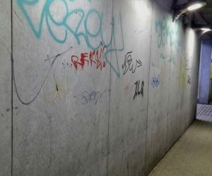 Bród i smród w tunelu pod torami w Siedlcach