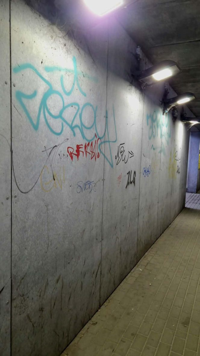 Bród i smród w tunelu pod torami w Siedlcach