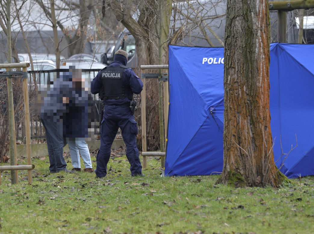 Tragedia na Mokotowie. Zwłoki młodziutkiej kobiety na szkolnym boisku