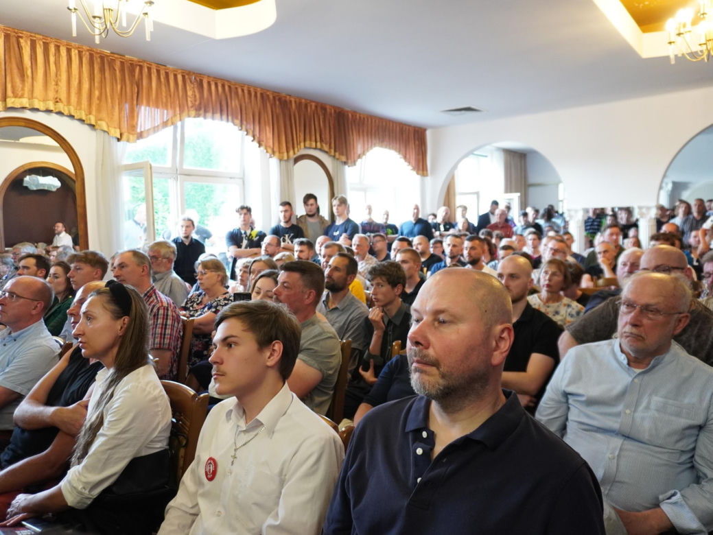 Tłumy na spotkaniu z Grzegorzem Braunem w Tarnowie. Mieszkańcy przynieśli gaśnice
