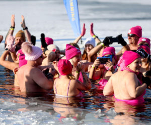 Różowe morsowanie idealne na pomaganie. Trzy Stawy opanowali amatorzy zimnych kąpieli