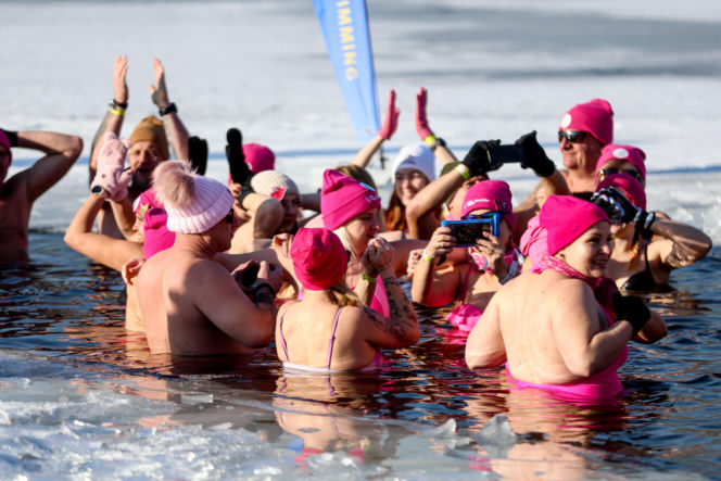 Różowe morsowanie idealne na pomaganie. Trzy Stawy opanowali amatorzy zimnych kąpieli