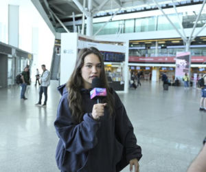 Alicja Szemplińska z fanami na lotnisku przed Eurowizją 2026