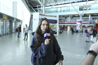Alicja Szemplińska z fanami na lotnisku przed Eurowizją 2026