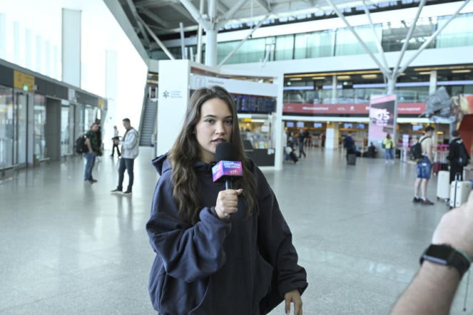 Alicja Szemplińska z fanami na lotnisku przed Eurowizją 2026