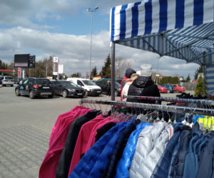 Zamość: Handel przed galerią Revia Park. Sprzedawcy przenieśli się przed galerię