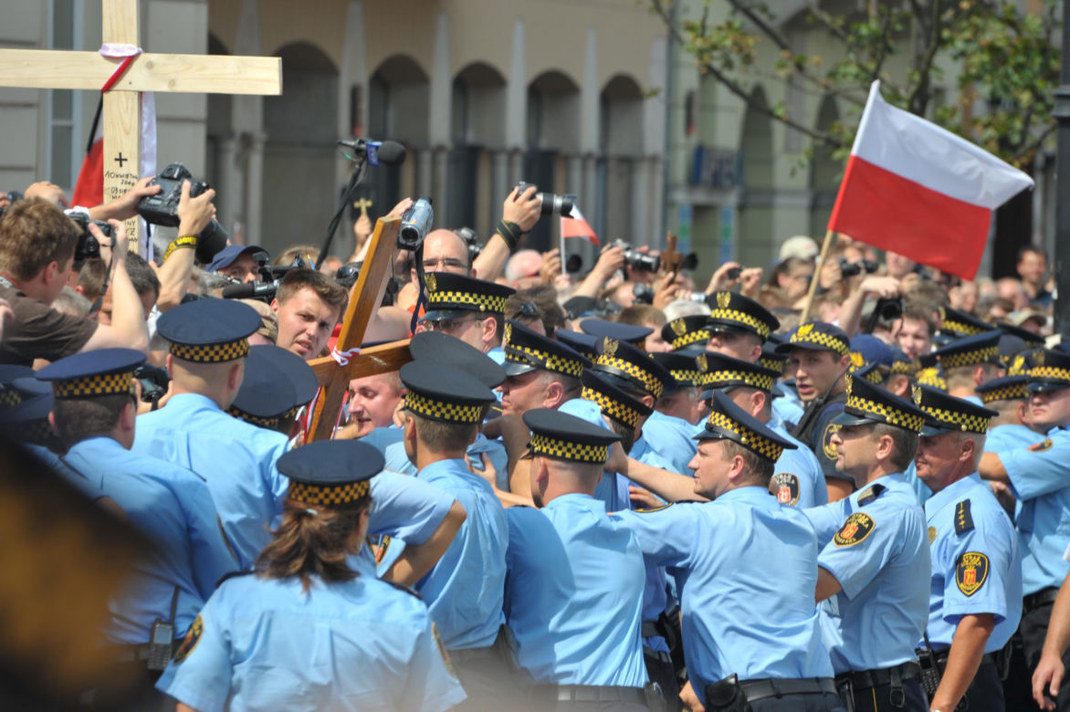 Nieudana próba przeniesienia krzyża sprzed Pałacu 3.08.2010