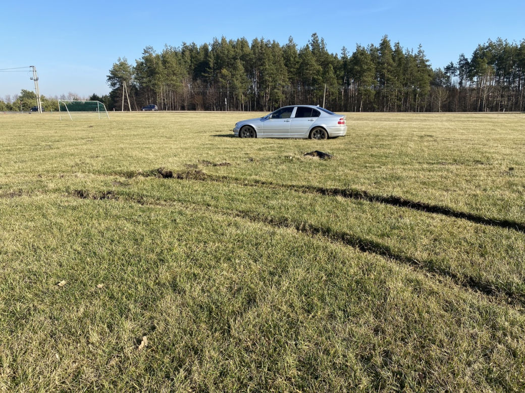 Zambrów. Senior testował auto po naprawie. Zniszczył murawę na boisku [ZDJĘCIA]