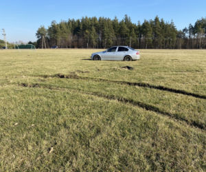 Zambrów. Senior testował auto po naprawie. Zniszczył murawę na boisku [ZDJĘCIA]