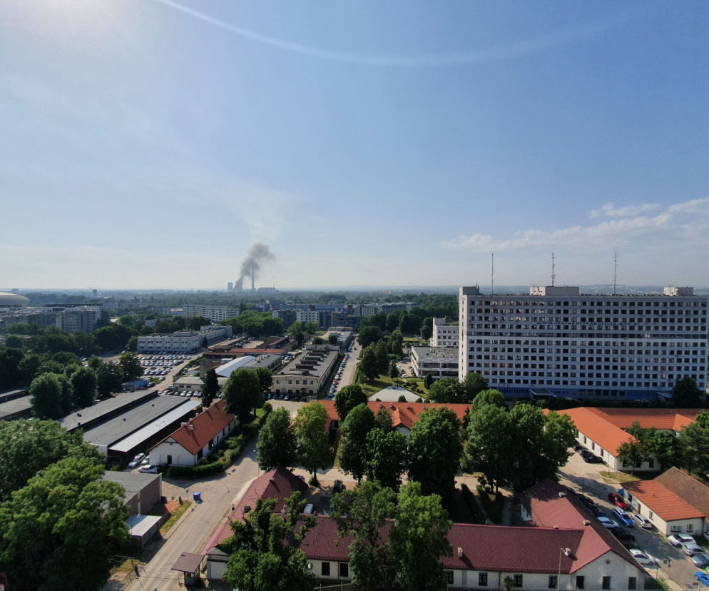 Kłęby gęstego dymu nad Krakowem. Co się pali?