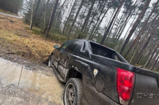 Musieli użyć pałki i wybić szybę w aucie. Niecodzienny przebieg policyjnej interwencji w powiecie rawickim