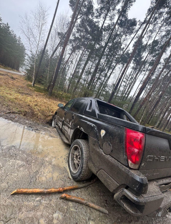 Musieli użyć pałki i wybić szybę w aucie. Niecodzienny przebieg policyjnej interwencji w powiecie rawickim