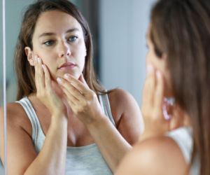 Masz takie zmiany? To może być „twarz stresowa”. Oto, jak kortyzol niszczy twoją cerę