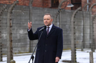 Prezydent w Auschwitz mówi o winie Niemiec. Stawia twarde warunki i mówi o reparacjach