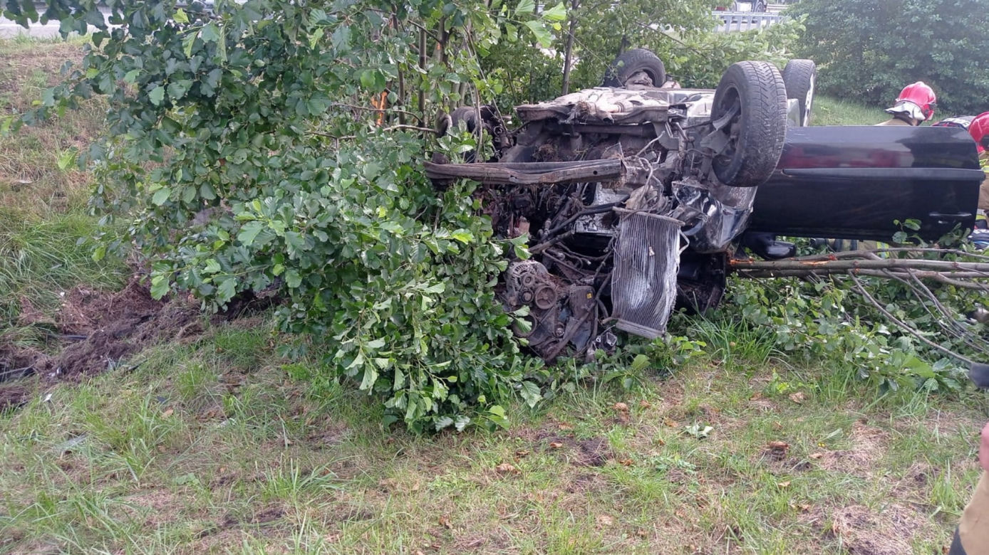 Dziewczynka otulona kocem na rękach strażaka. Na S3 pod Gorzowem Wielkopolskim doszło do potwornego wypadku [ZDJĘCIA] 