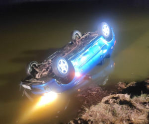 Koszmarny finał piątkowego wieczoru. Auto wpadło do stawu. W środku cztery osoby