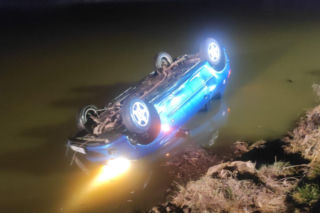 Koszmarny finał piątkowego wieczoru. Auto wpadło do stawu. W środku cztery osoby