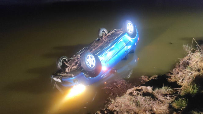 Koszmarny finał piątkowego wieczoru. Auto wpadło do stawu. W środku cztery osoby