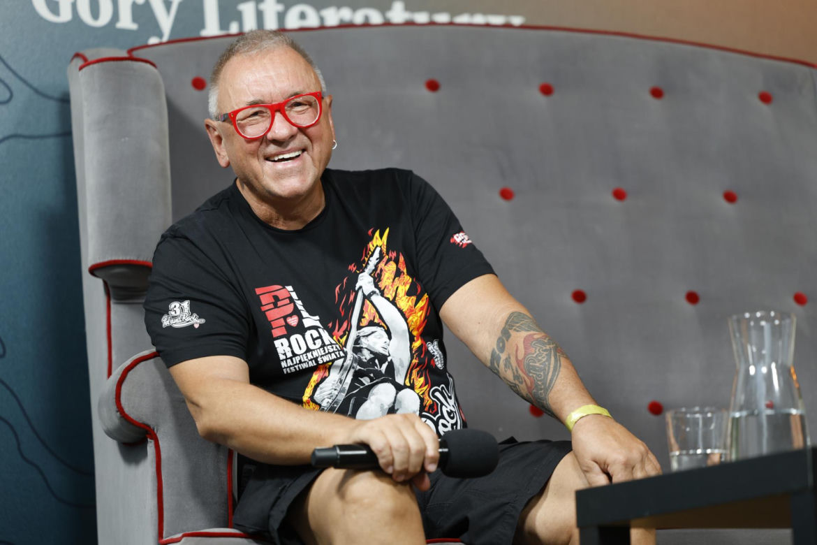 Jerzy Owsiak na przestrzeni lat. Tak zmieniał się jego charakterystyczny wizerunek