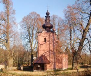 To jedna z najmniejszych wsi w Małopolsce. Znajduje się w niej zaledwie 16 domów