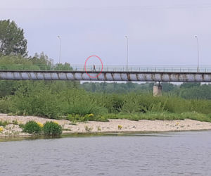 Most w Ostrowie - mieszkańcy łamią zakaz i przekraczają przeprawę