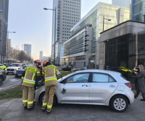 Dwa auta zderzyły się przy rondzie ONZ, jeden dachował