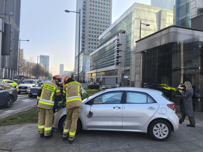 Dwa auta zderzyły się przy rondzie ONZ, jeden dachował