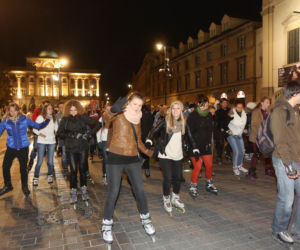 Nightskating. Warszawiacy przejechali stolicę na rolkach [Zdjęcia]