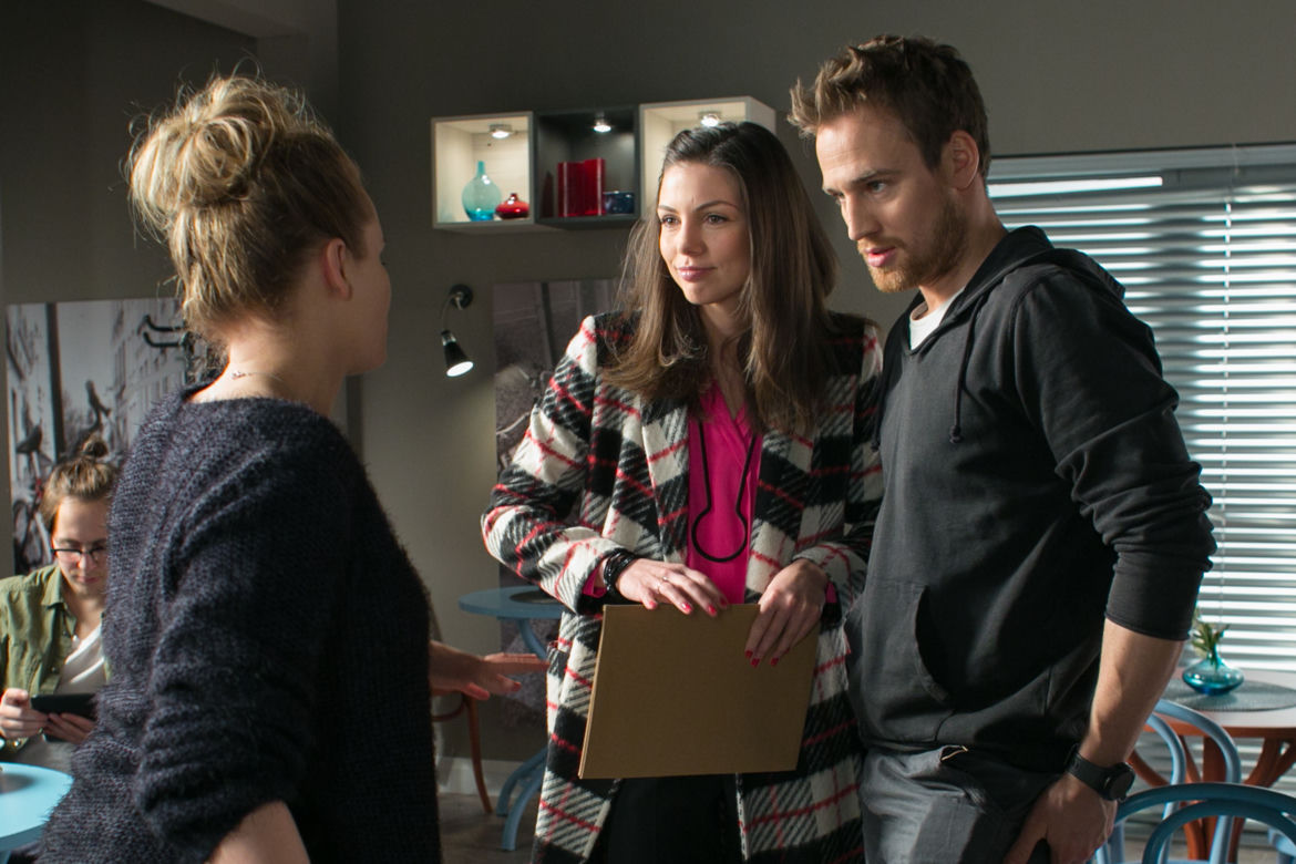 Singielka odcinek 84, Elka (Paulina Chruściel), Tomasz (Mateusz Janicki), Sylwia (Karolina Gorczyca)