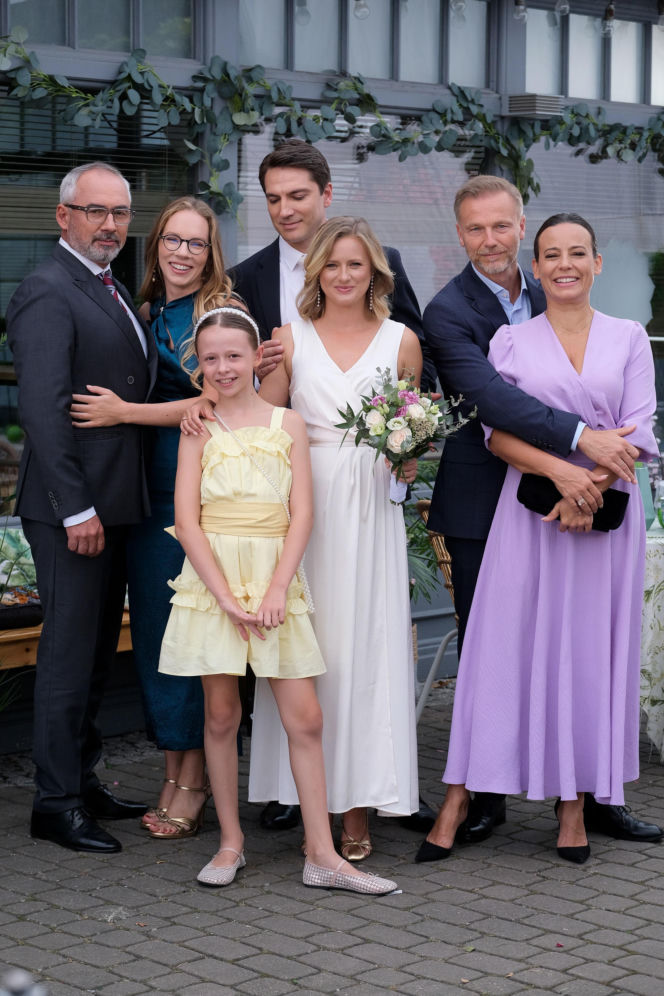 M jak miłość odc. 1903. Dima (Pszeniczny Michaił), Julia (Marta Chodorowska), Nadia (Mira Fareniuk), Magda (Anna Mucha), Sylwia (Hanna Turnau), Werner (Jacek Kopczyński), Budzyński (Krystian Wieczorek)