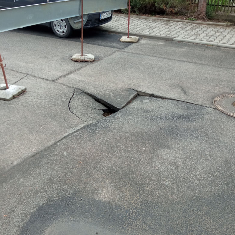 Poznań. Potężna dziura w drodze! Niebezpieczeństwo wisiało w powietrzu 
